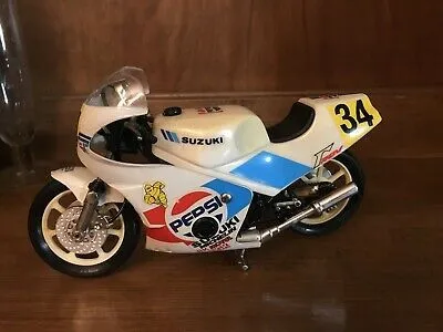/img/53799-guiloy-diecast-motorcycle-cleaning.webp