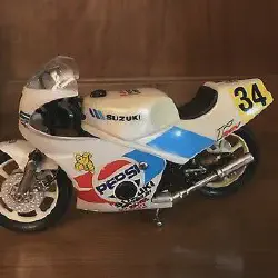 /img/53799-guiloy-diecast-motorcycle-cleaning.webp