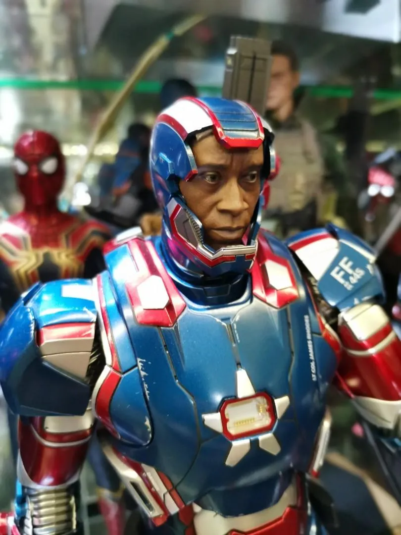 53833 hot toys display