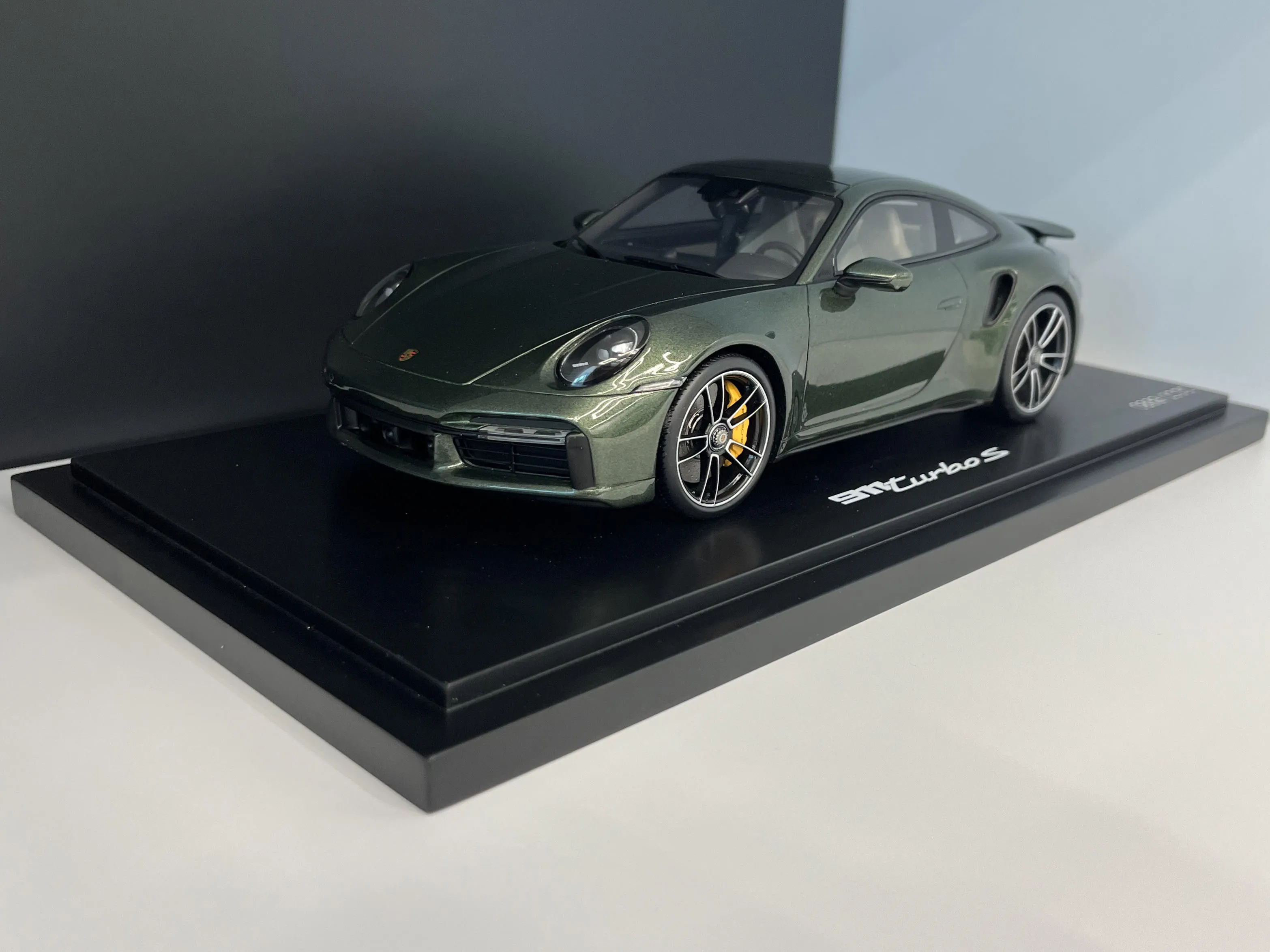 53893 porsche 992 turbo diecast detail