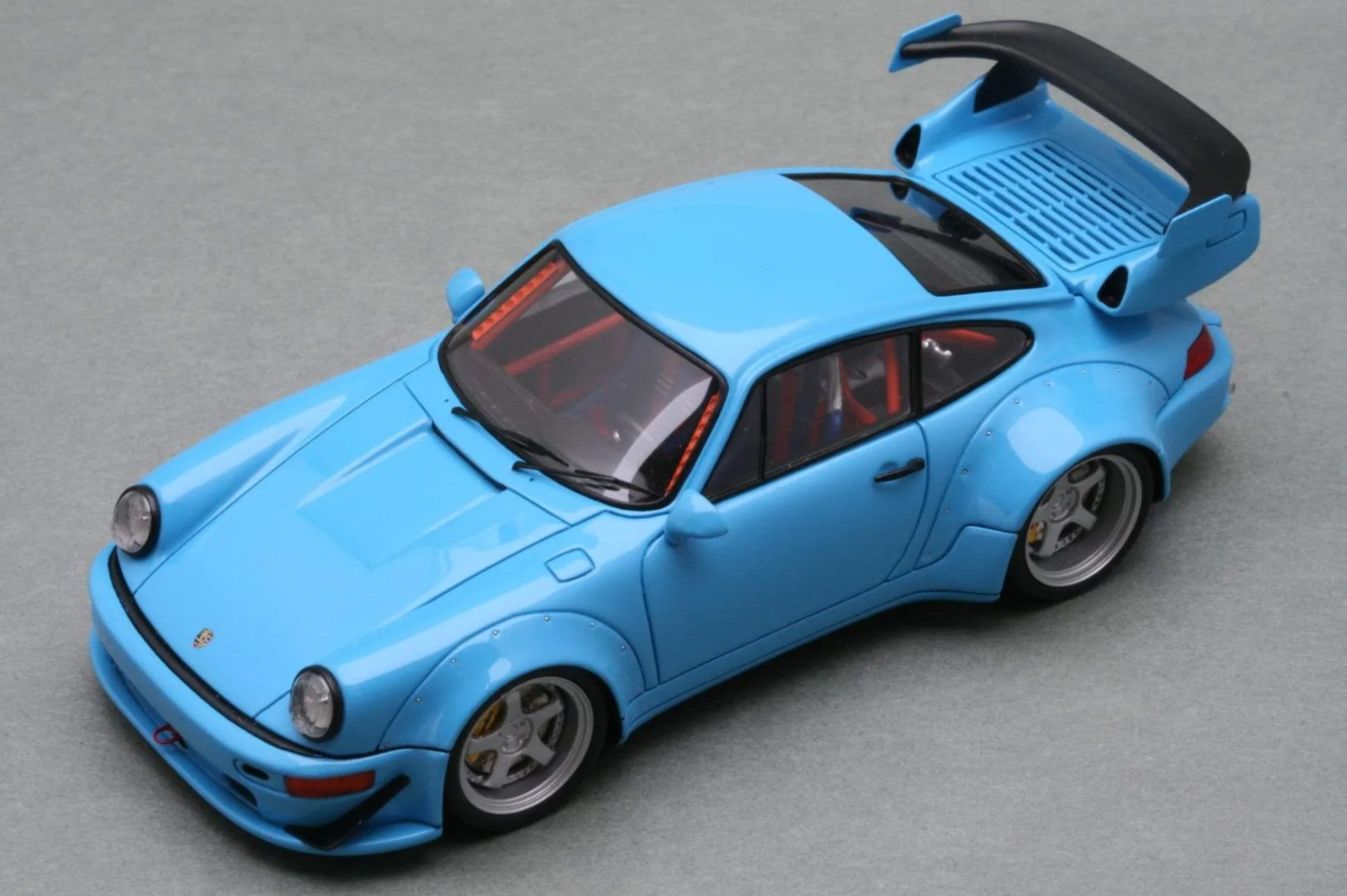 /img/53915-diecast-truck-collection-display.webp