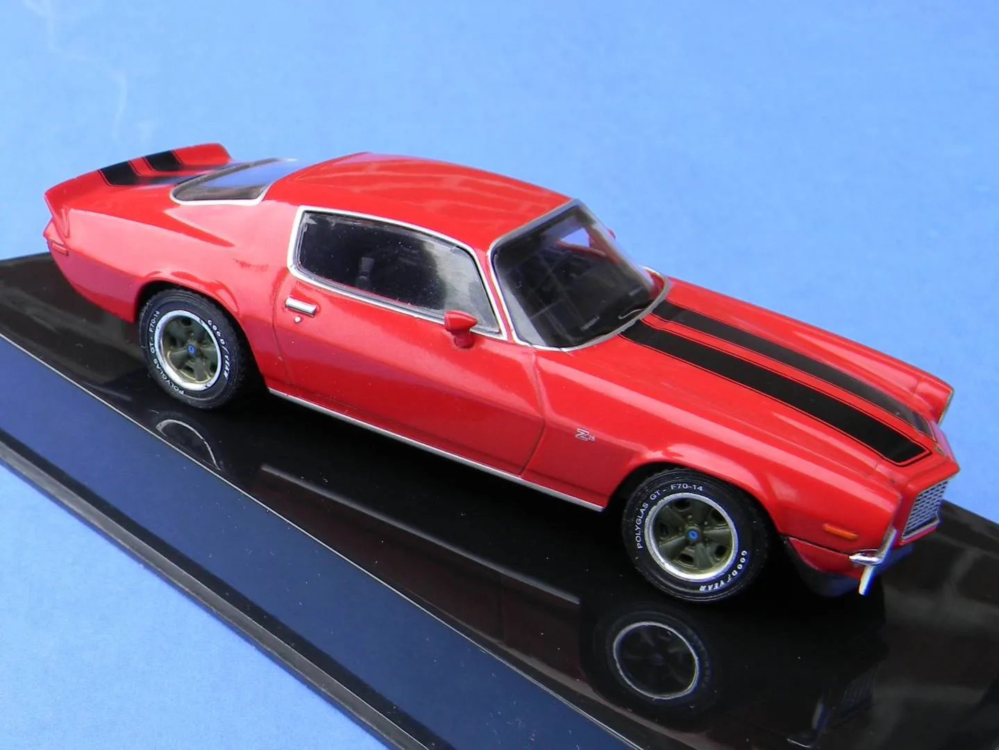 /img/53928-diecast-70-camaro-display.webp