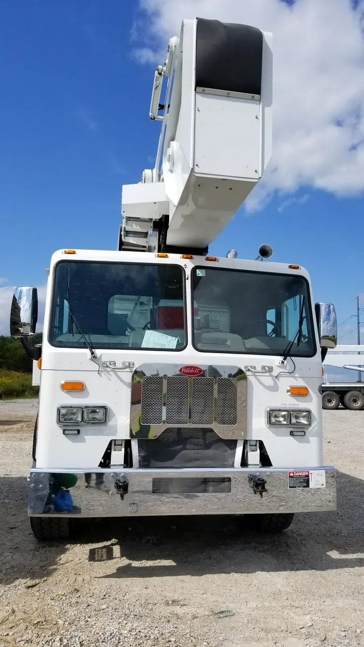 /img/53938-diecast-lineman-truck-maintenance.webp