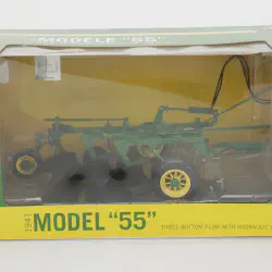 /img/53956-diecast-tractor-display.webp