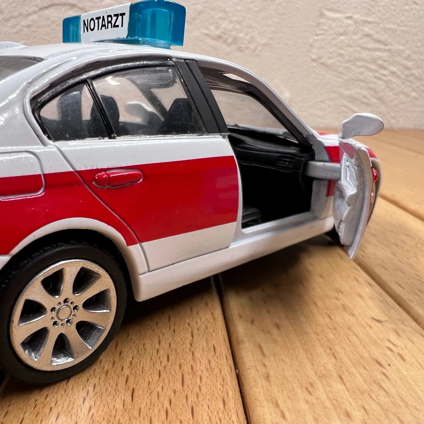 /img/53997-diecast-car-care.webp