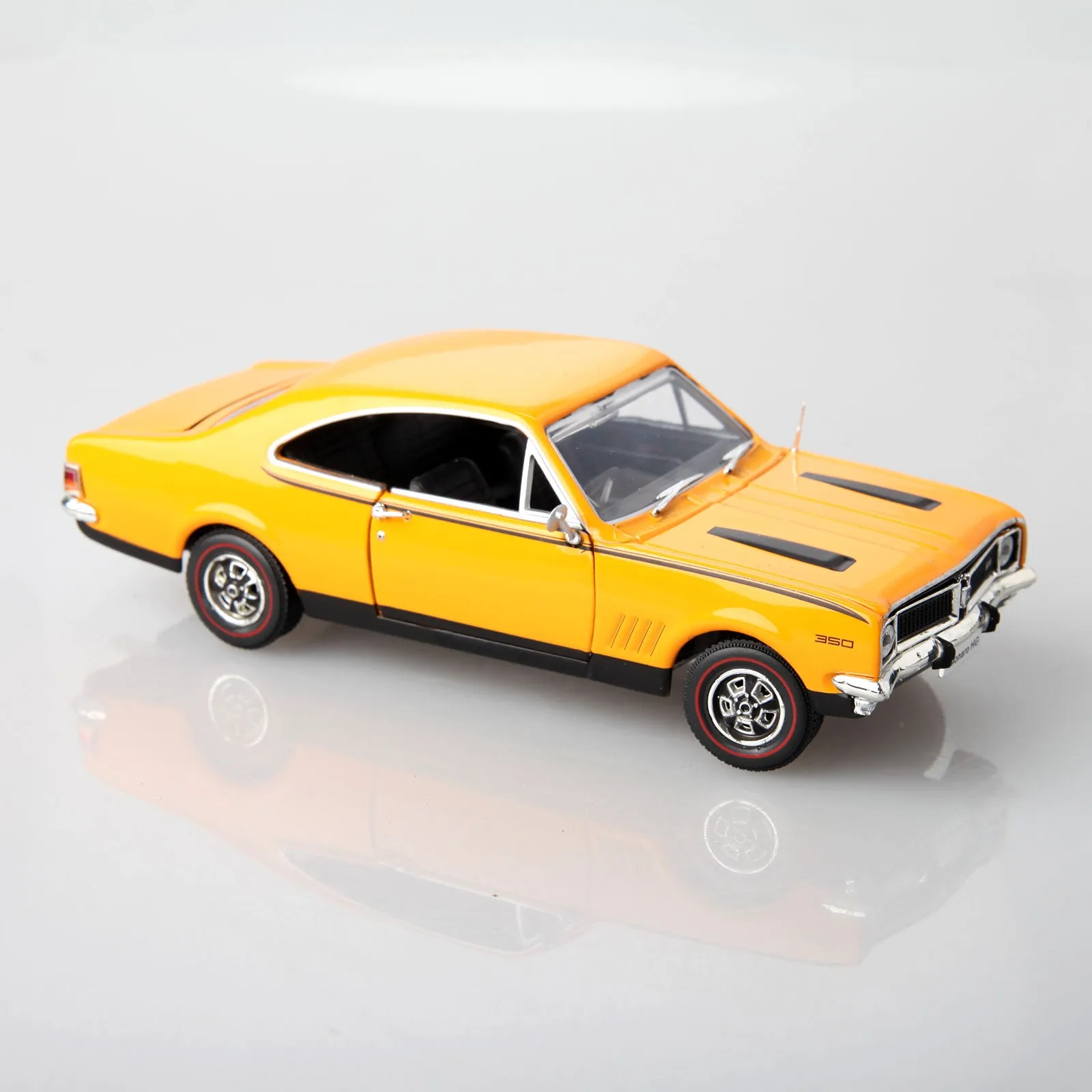 54005 holden monaro diecast model1