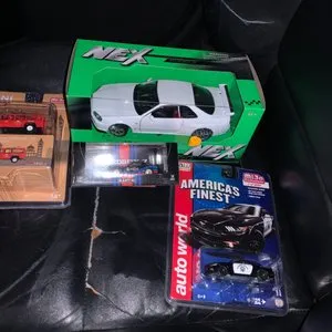 /img/54069-model-car-show.webp