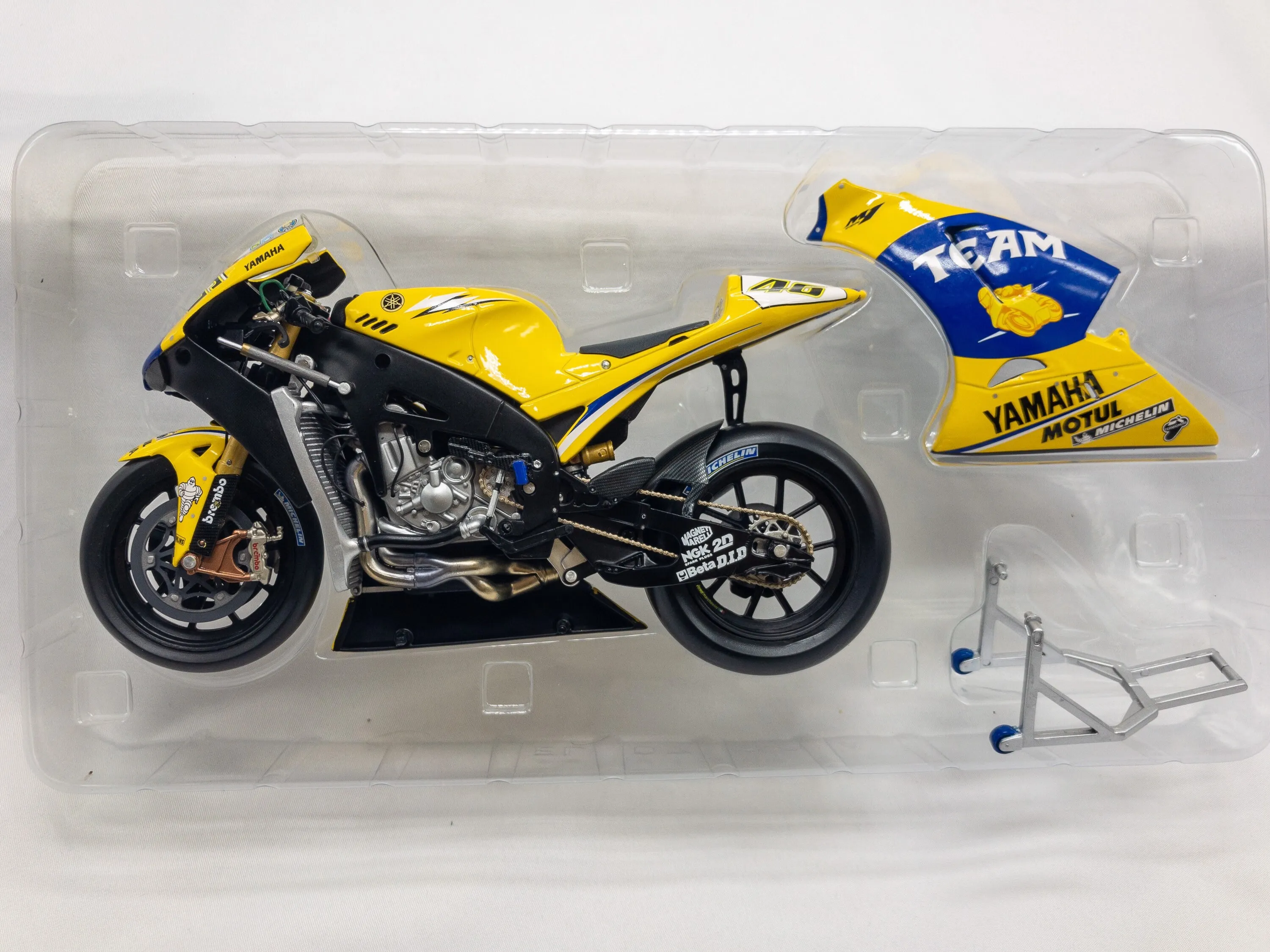 /img/54151-diecast-yamaha-models-display.webp