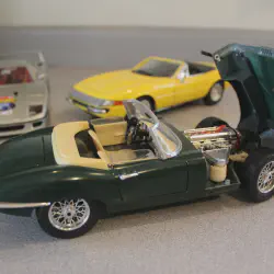 /img/54157-diecast-car-buying.webp