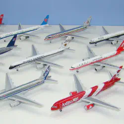 /img/54187-diecast-model-display.webp